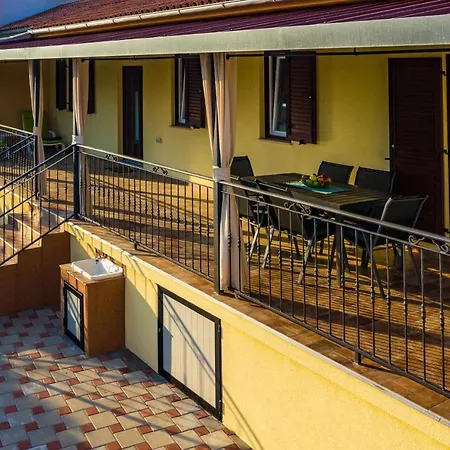 Maria, Big Garden, Private Parking * Vinkuran